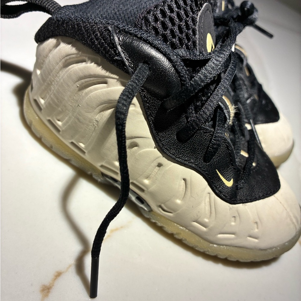 Nike Kids Black and Cream Sneakers - Picture 2 of 6